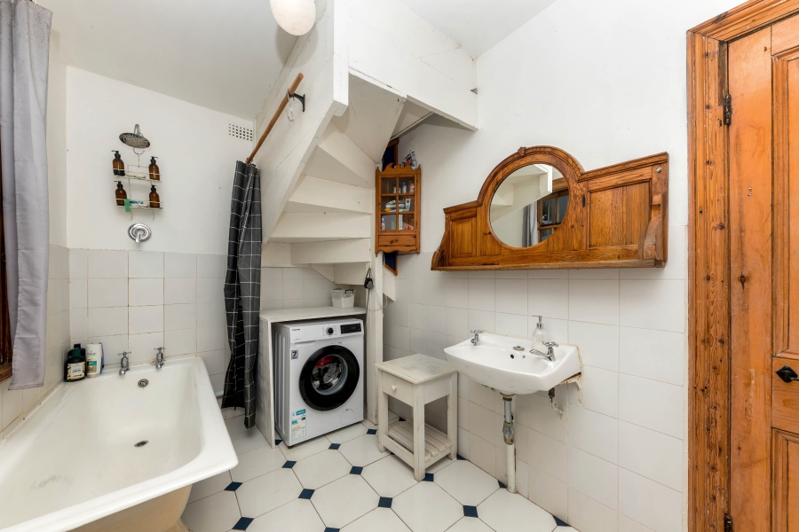 To Let 4 Bedroom Property for Rent in Vredehoek Western Cape